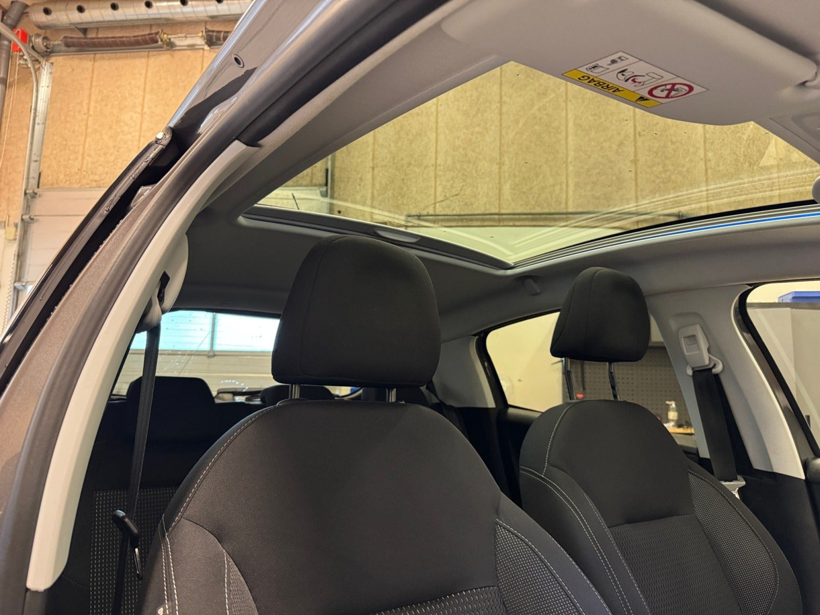 Grå Peugeot 208 fra 2019