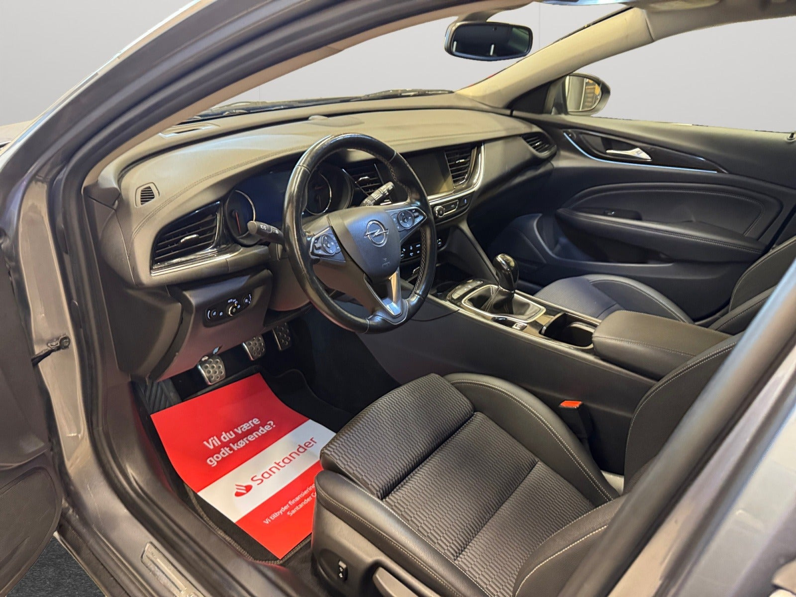 Grå Opel Insignia fra 2018