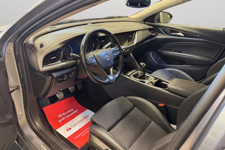 Grå Opel Insignia fra 2018