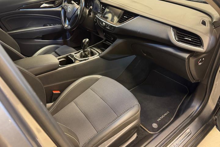 Grå Opel Insignia fra 2018