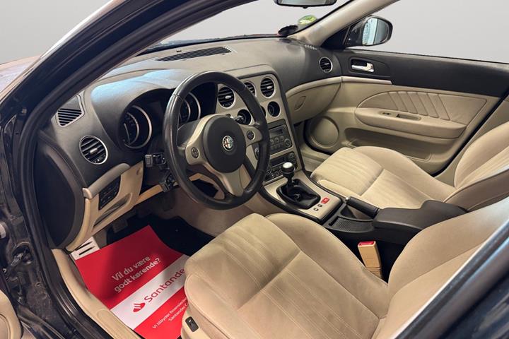 Sort Alfa Romeo 159 fra 2007 set indefra