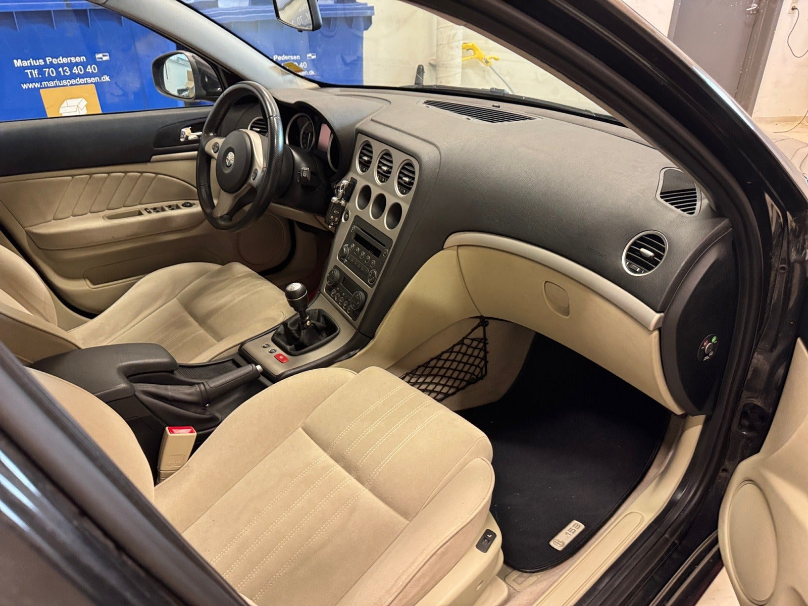 Sort Alfa Romeo 159 fra 2007 set indefra