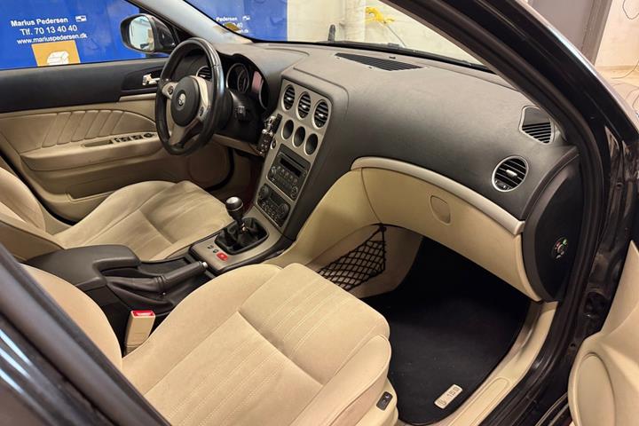 Sort Alfa Romeo 159 fra 2007 set indefra