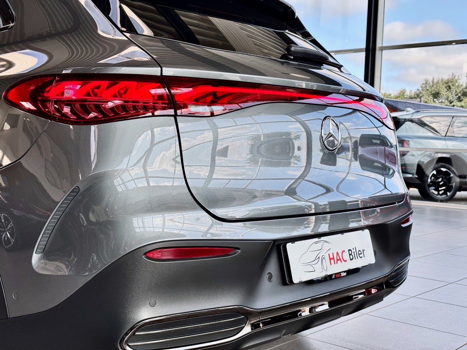 Grå Mercedes EQE350 SUV fra 2024