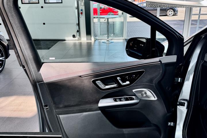 Grå Mercedes EQE350 SUV fra 2024