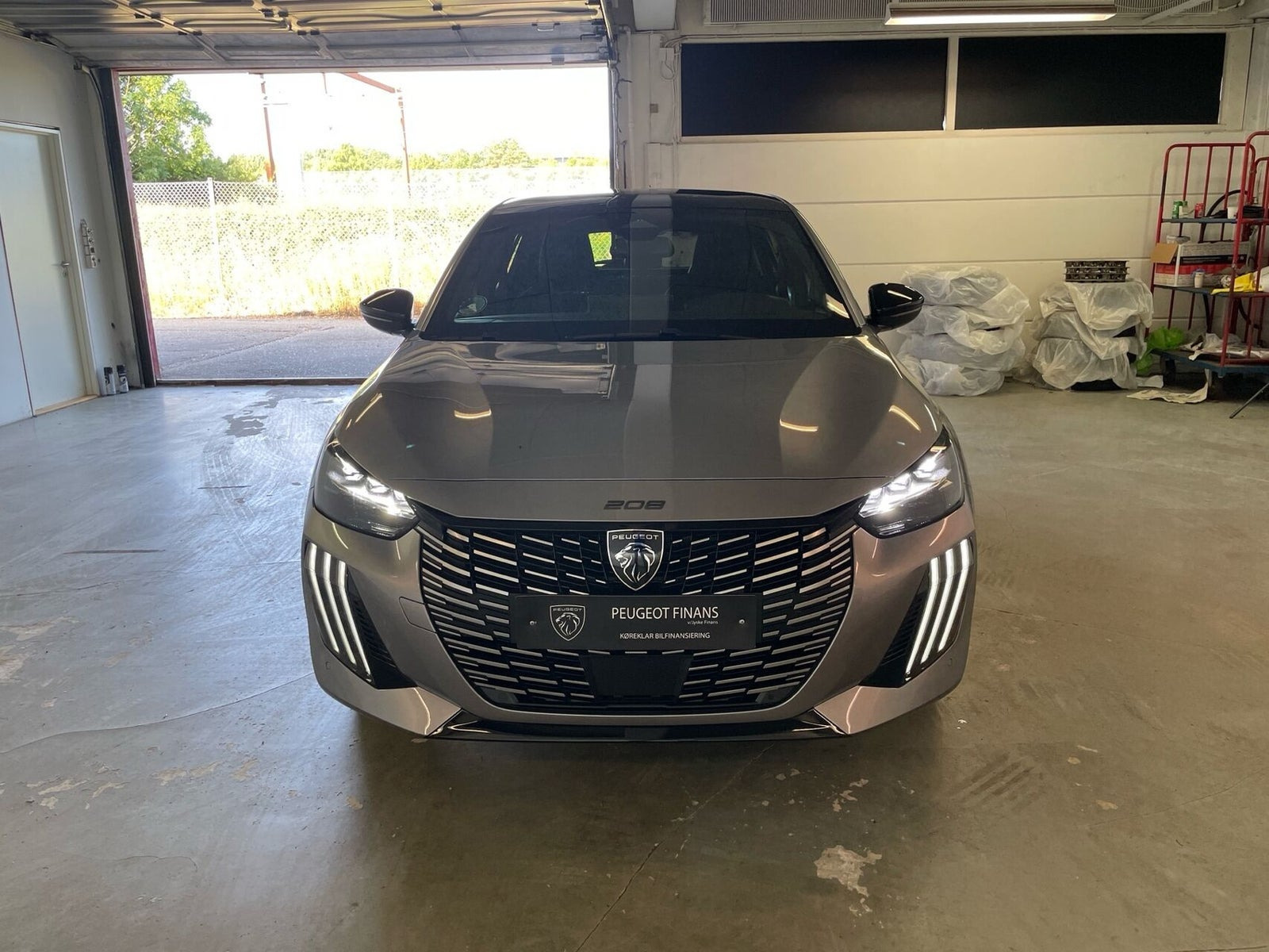 Sølv Peugeot e-208 fra 2025