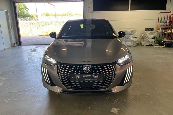 Sølv Peugeot e-208 fra 2025