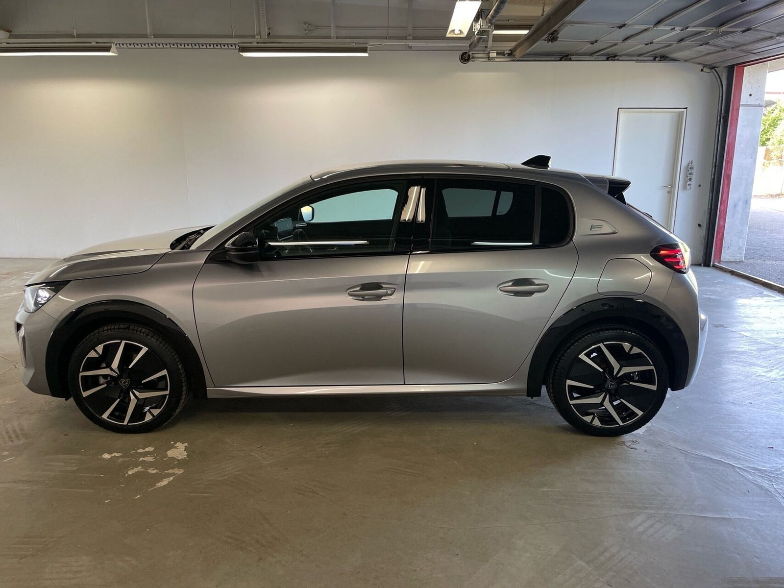 Sølv Peugeot e-208 fra 2025