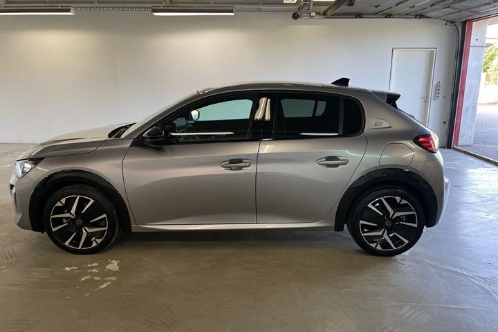 Sølv Peugeot e-208 fra 2025