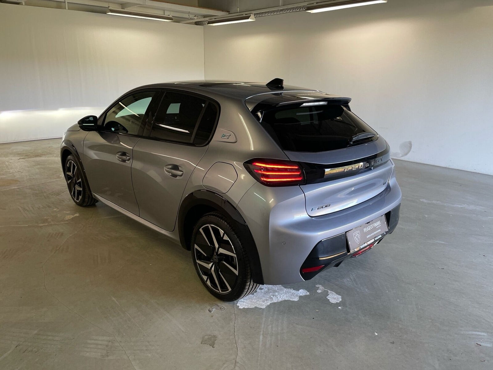 Sølv Peugeot e-208 fra 2025