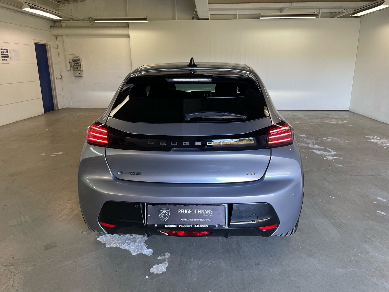 Sølv Peugeot e-208 fra 2025