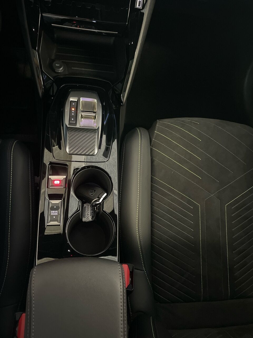Sølv Peugeot e-208 fra 2025
