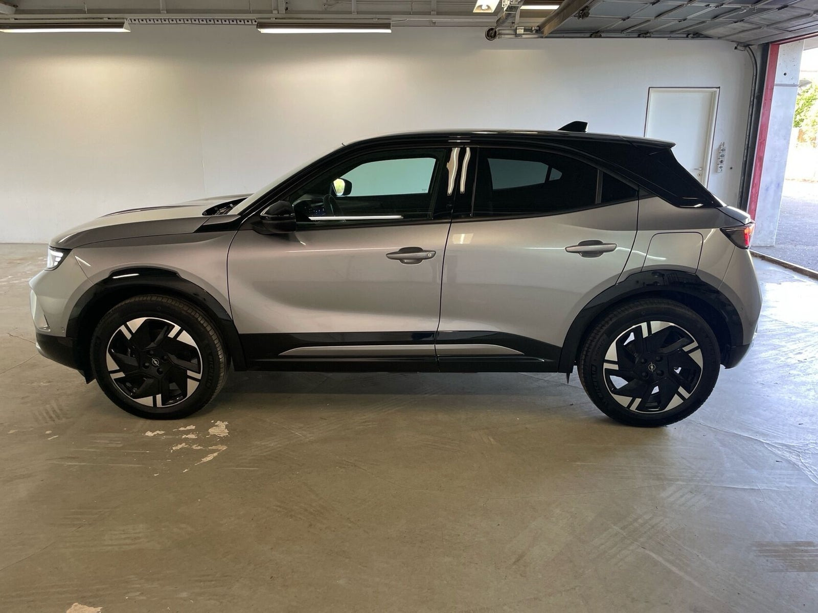 Grå Opel Mokka-e fra 2025