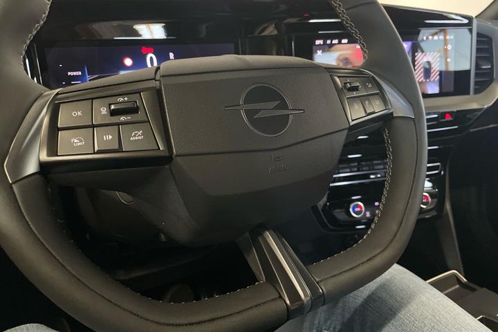 Grå Opel Mokka-e fra 2025