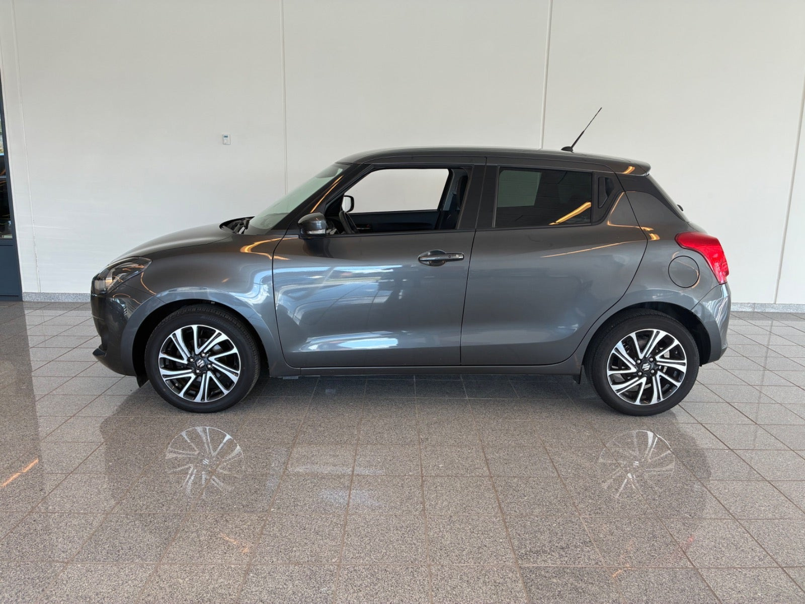 Grå Suzuki Swift fra 2020