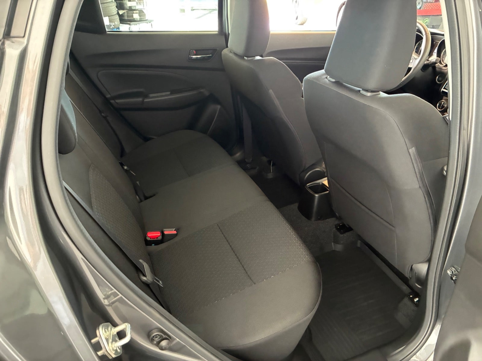 Grå Suzuki Swift fra 2020
