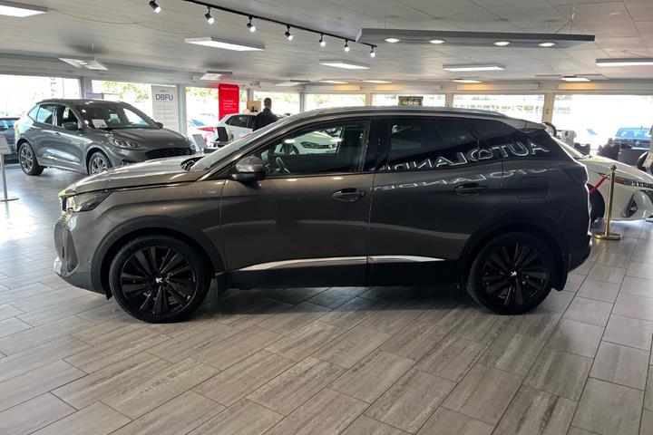 Grå Peugeot 3008 fra 2021
