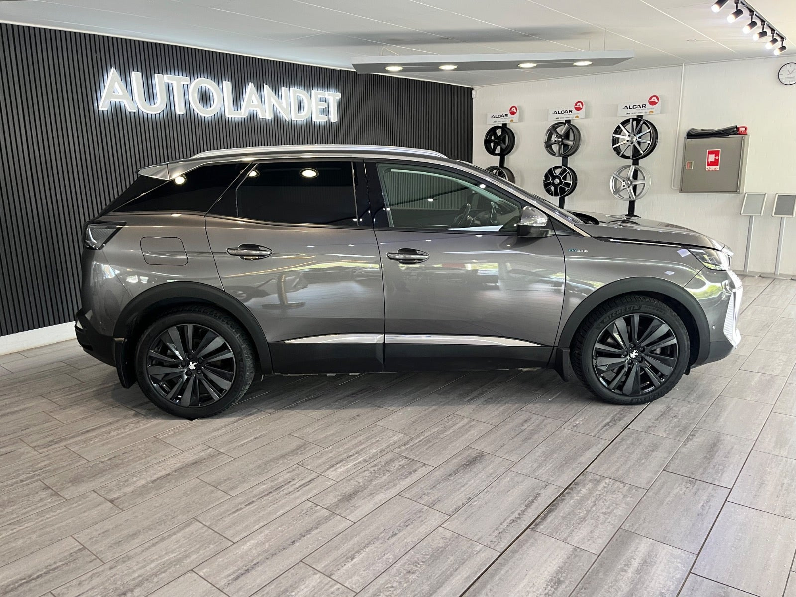 Grå Peugeot 3008 fra 2021