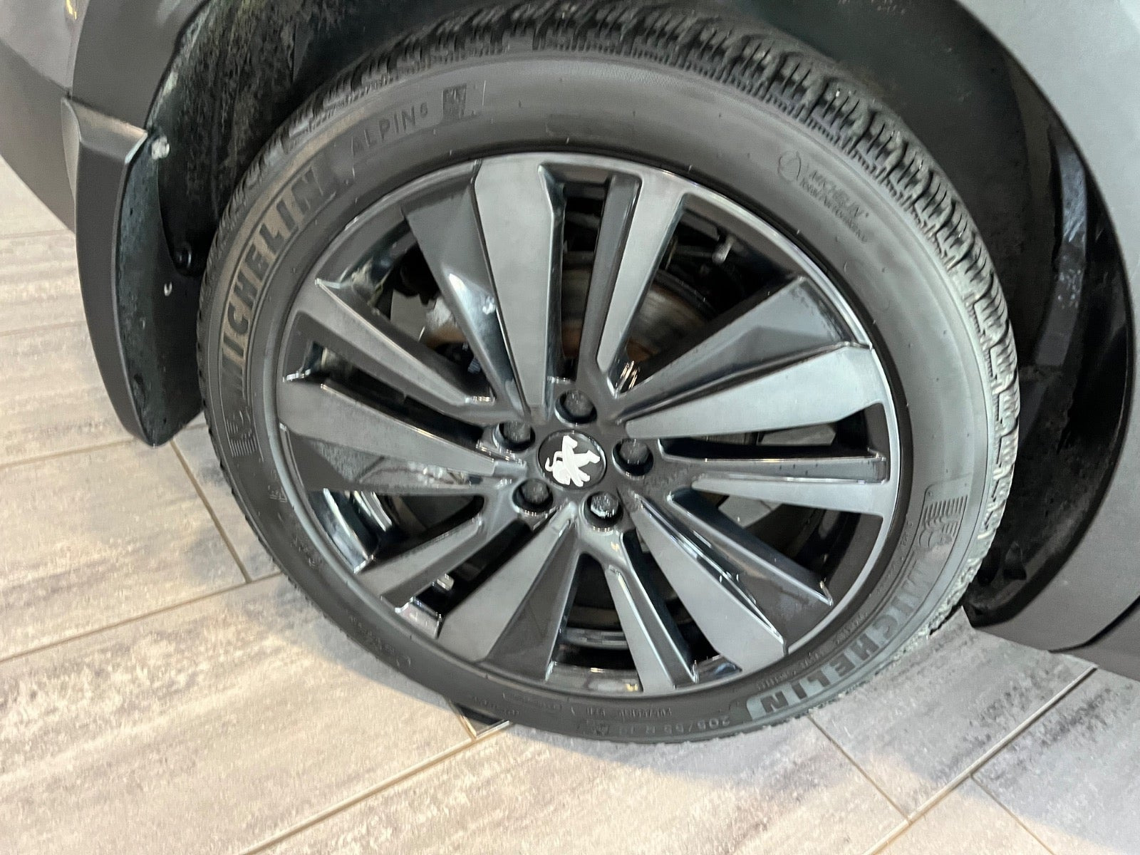 Grå Peugeot 3008 fra 2021