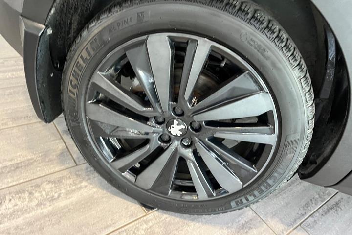 Grå Peugeot 3008 fra 2021