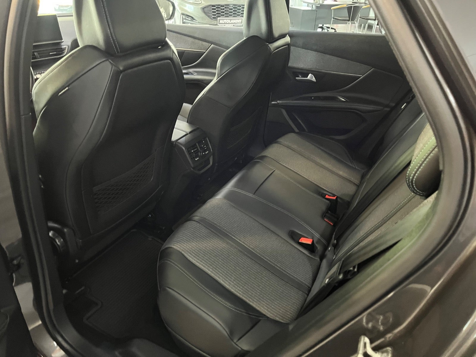Grå Peugeot 3008 fra 2021