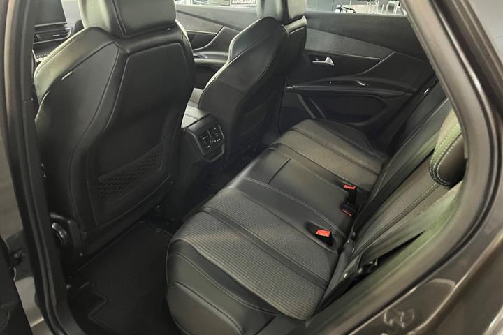 Grå Peugeot 3008 fra 2021