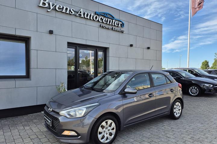 Blå Hyundai i20 fra 2017