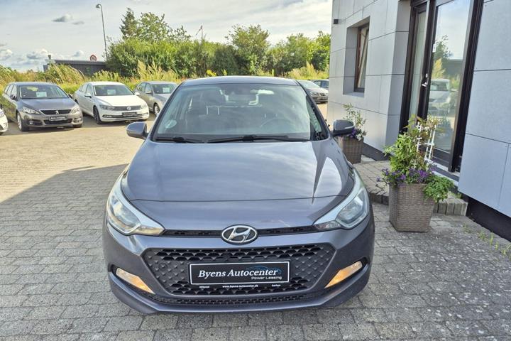 Blå Hyundai i20 fra 2017