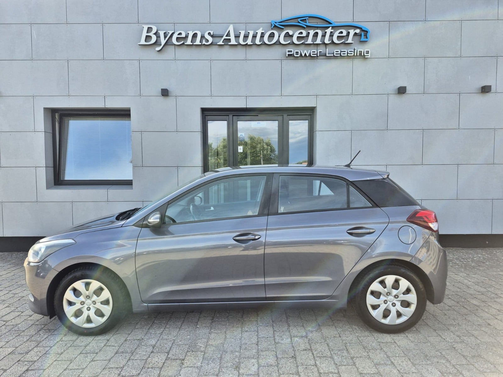 Blå Hyundai i20 fra 2017