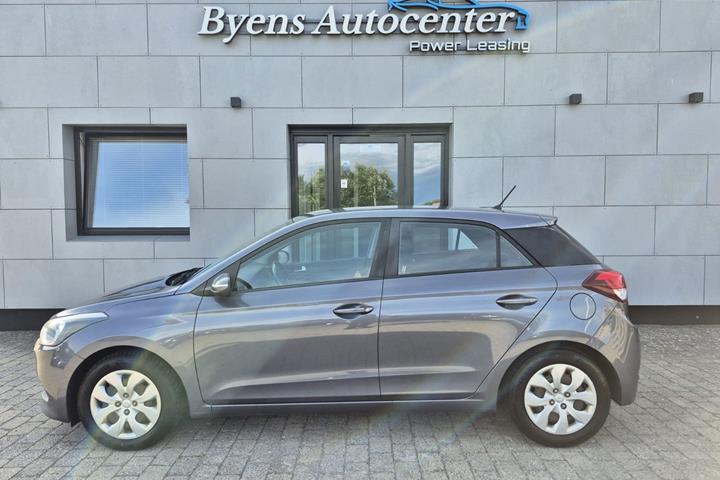 Blå Hyundai i20 fra 2017