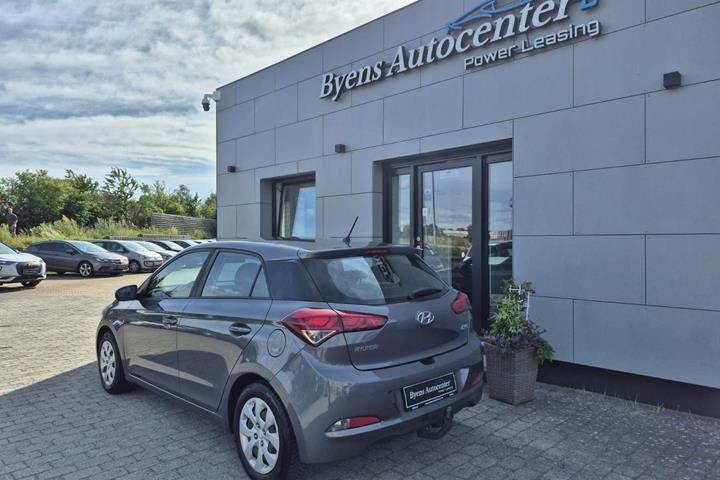 Blå Hyundai i20 fra 2017