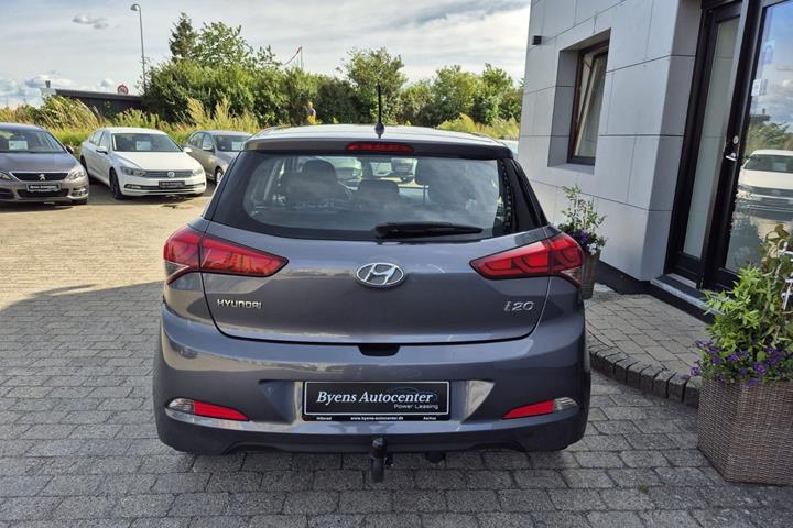 Blå Hyundai i20 fra 2017