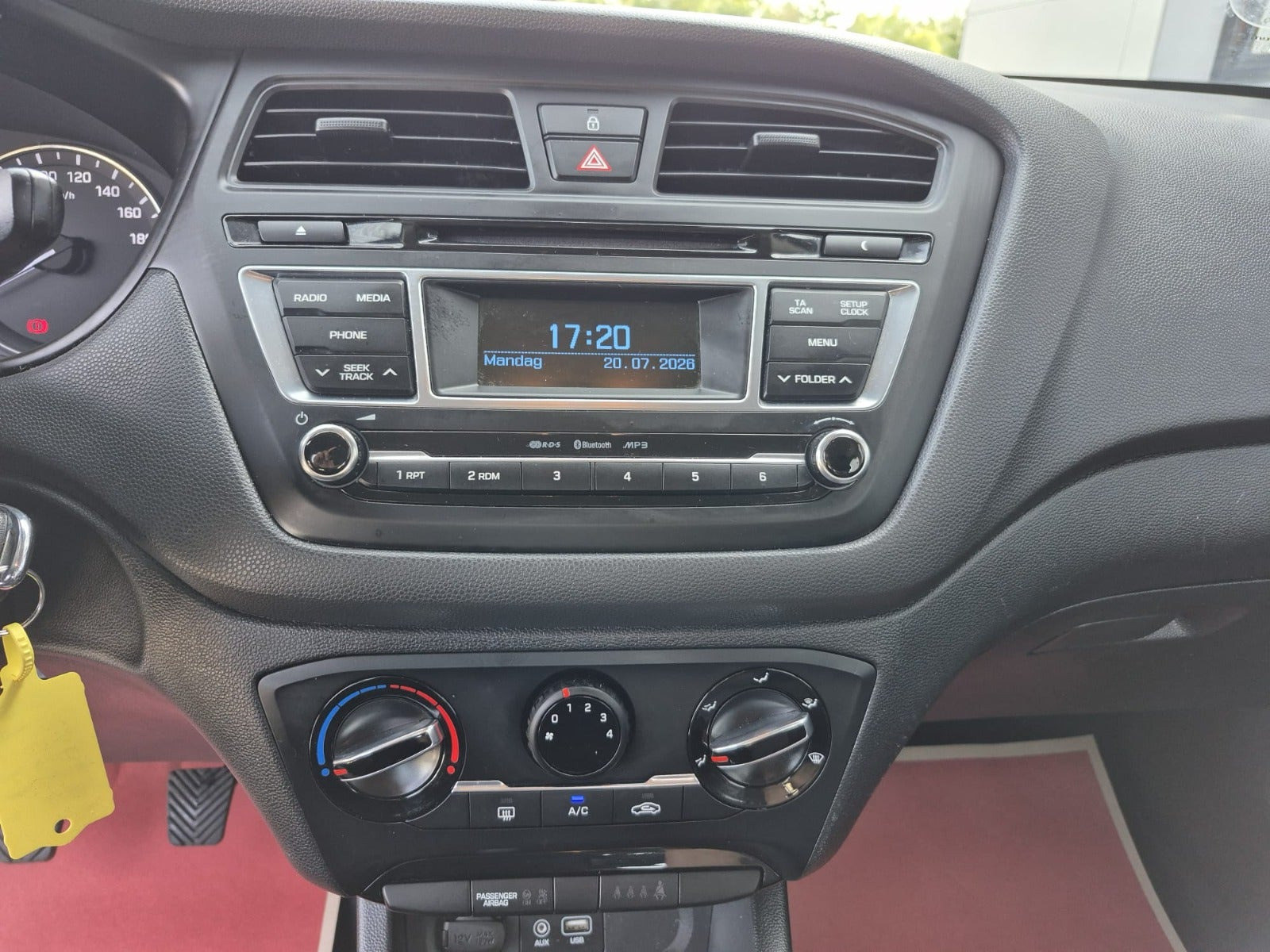 Blå Hyundai i20 fra 2017