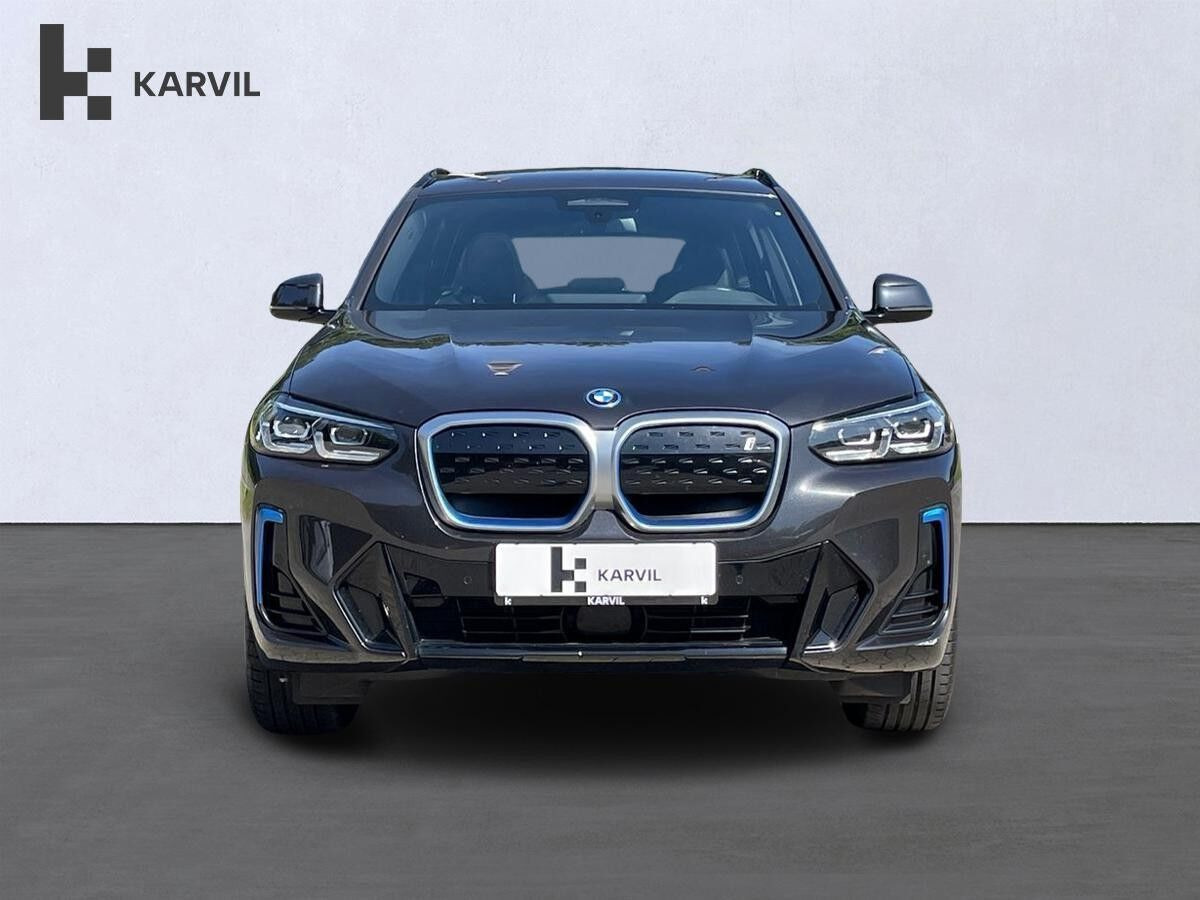 Grå BMW iX3 fra 2023