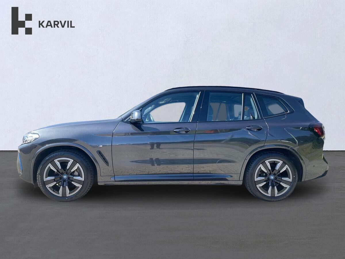 Grå BMW iX3 fra 2023