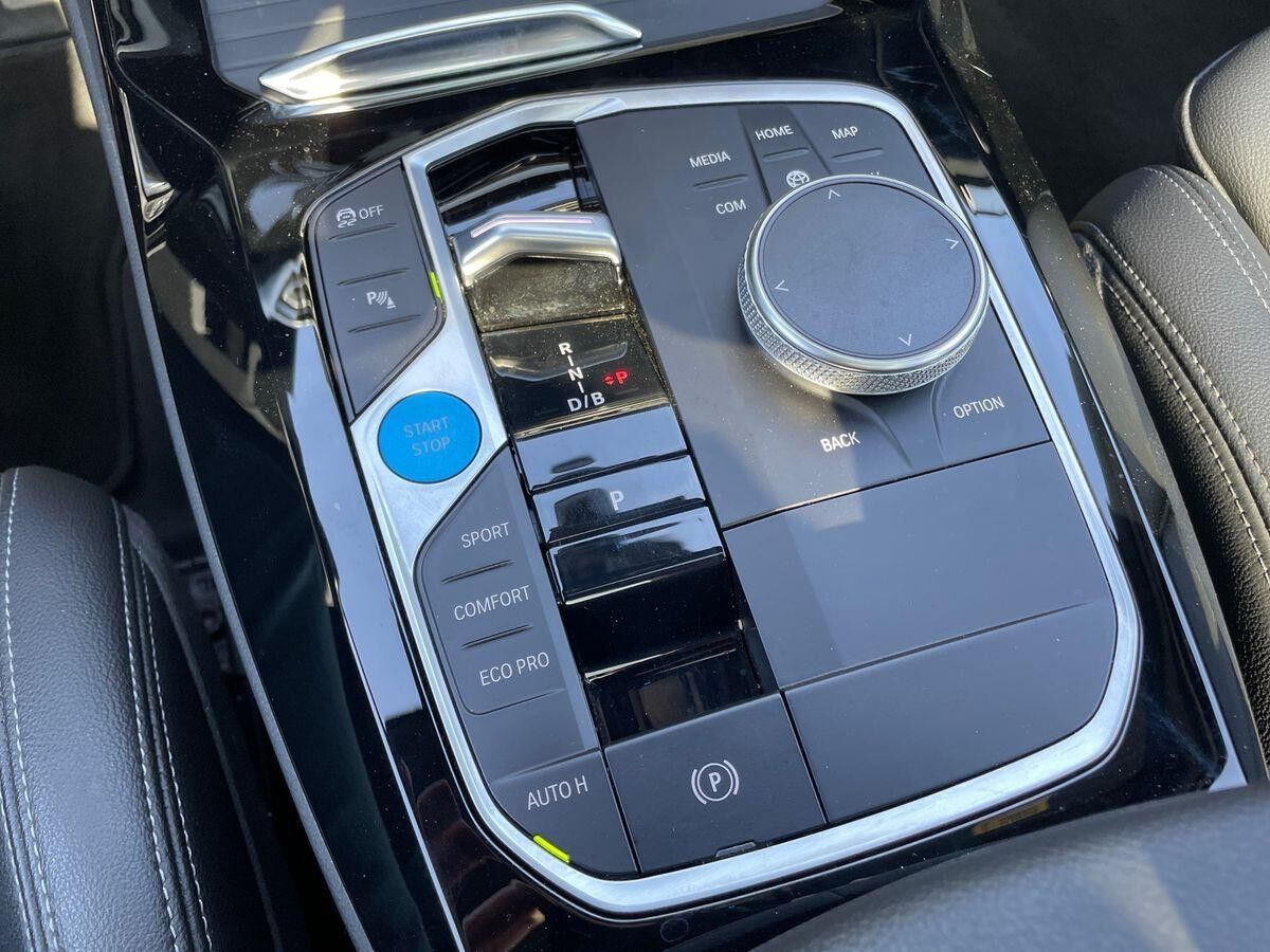 Grå BMW iX3 fra 2023
