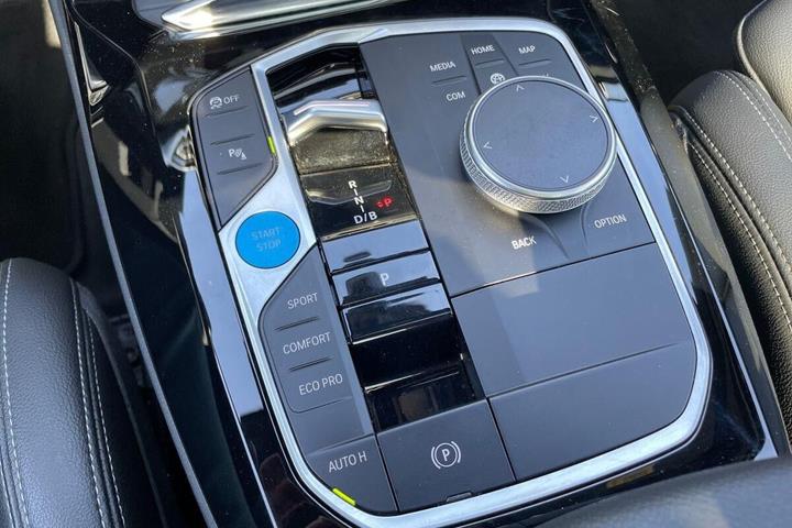 Grå BMW iX3 fra 2023
