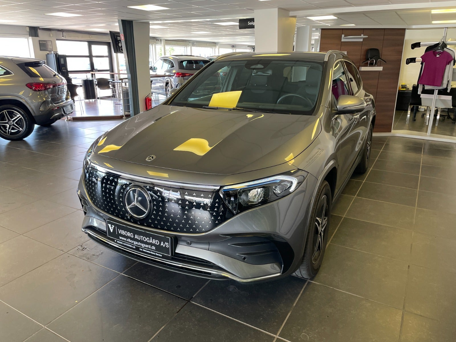 Grå Mercedes EQA250+ fra 2025