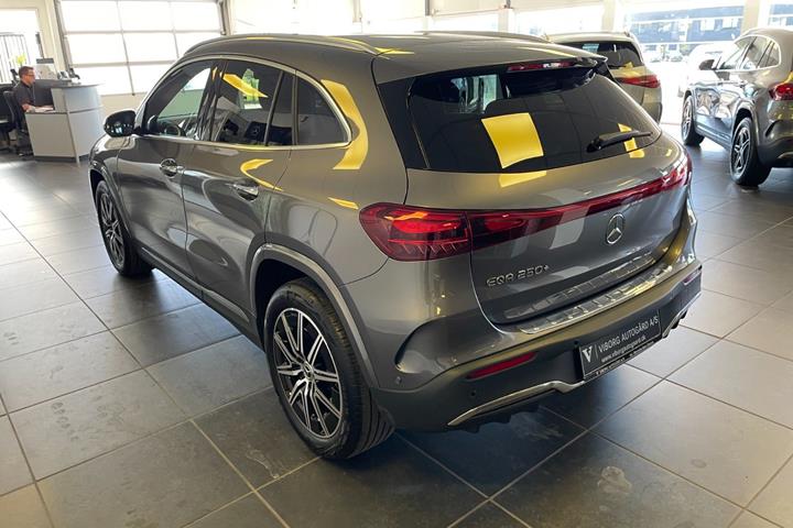 Grå Mercedes EQA250+ fra 2025