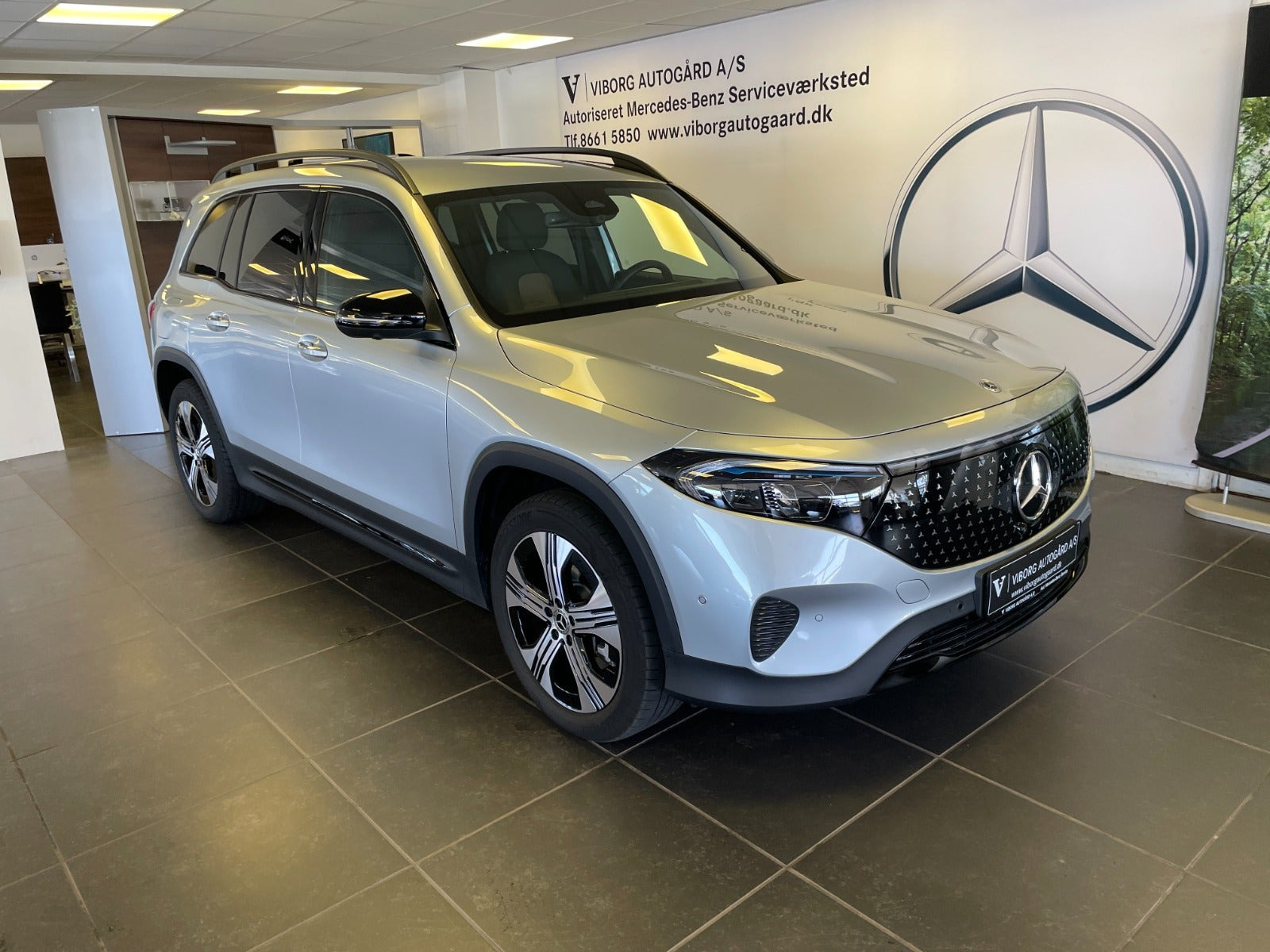 Sølv Mercedes EQB250+ fra 2026