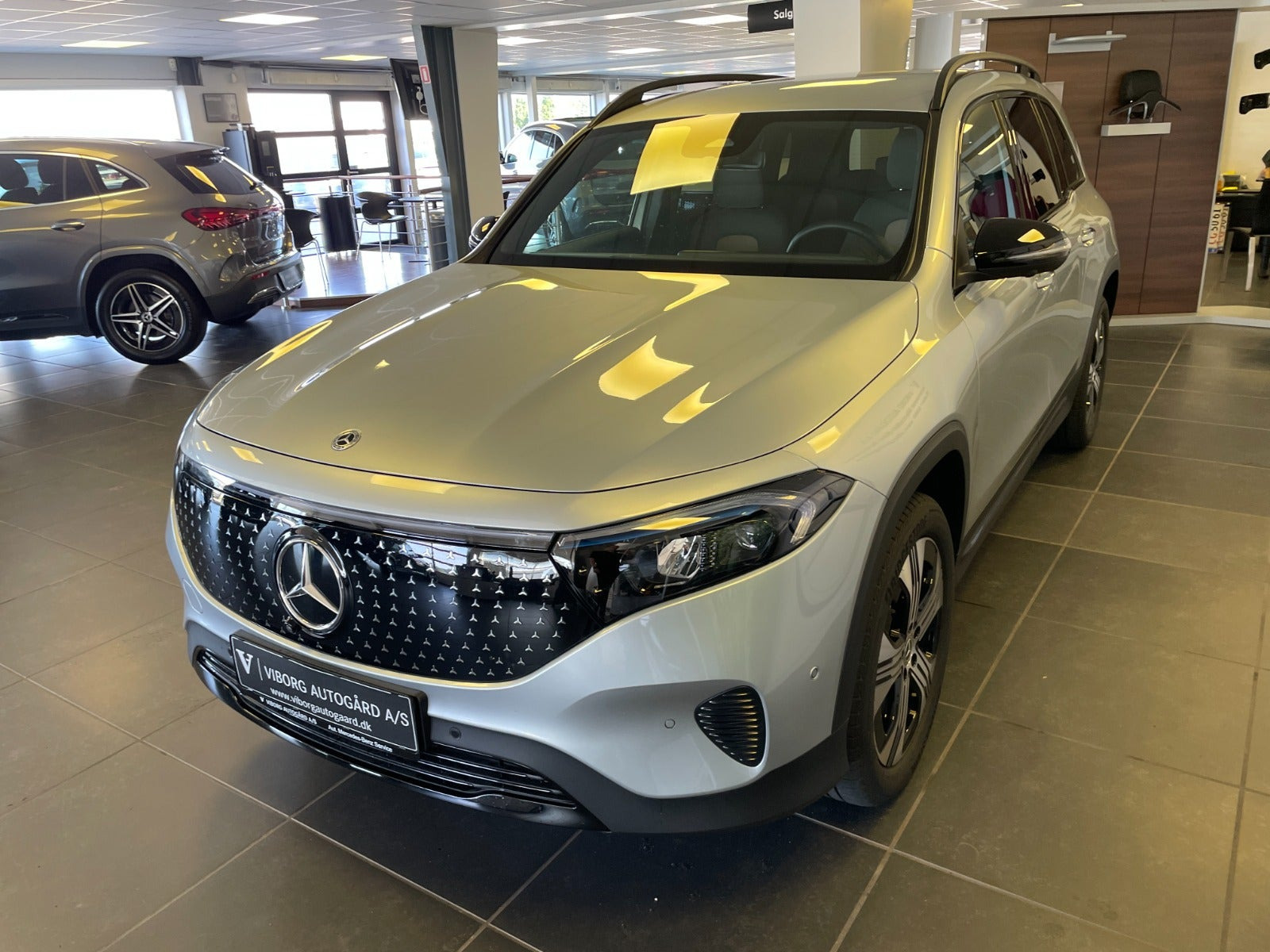 Sølv Mercedes EQB250+ fra 2026