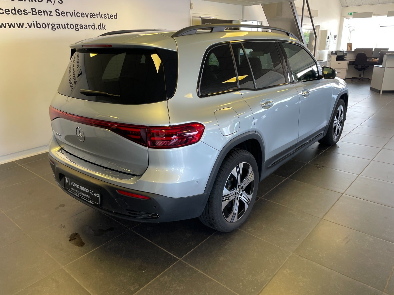 Sølv Mercedes EQB250+ fra 2026