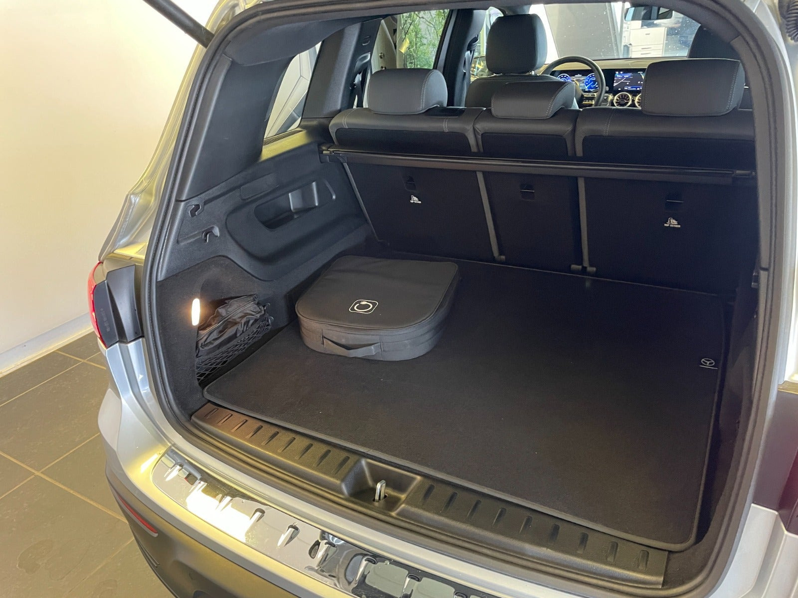 Sølv Mercedes EQB250+ fra 2026