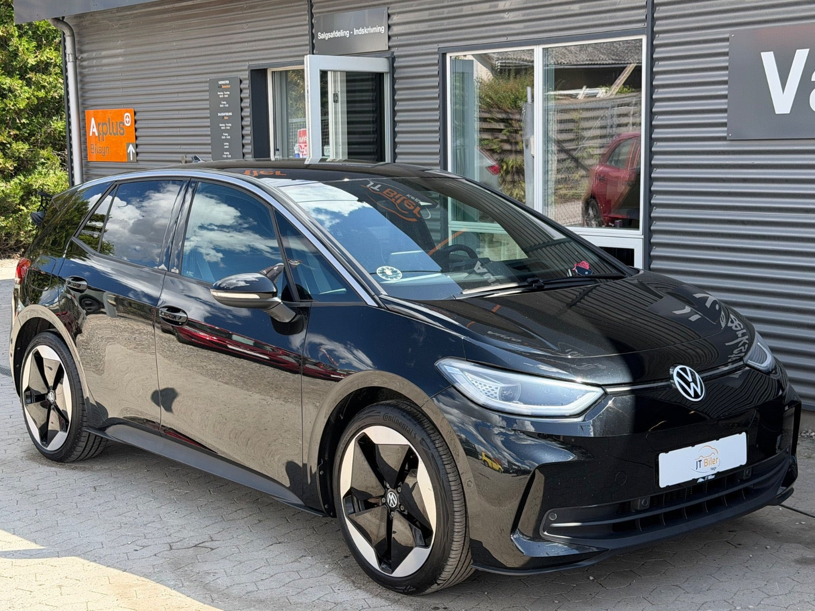 Sort VW ID.3 fra 2024 set udefra