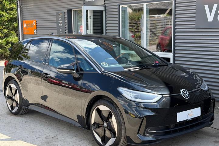 Sort VW ID.3 fra 2024 set udefra