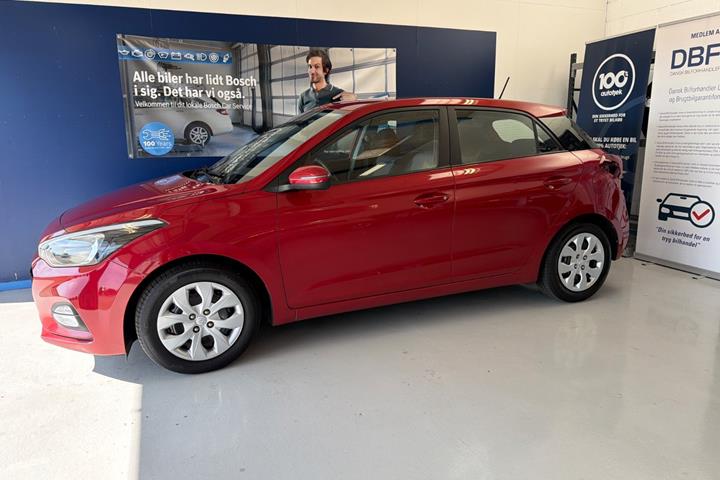 Rød Hyundai i20 fra 2019