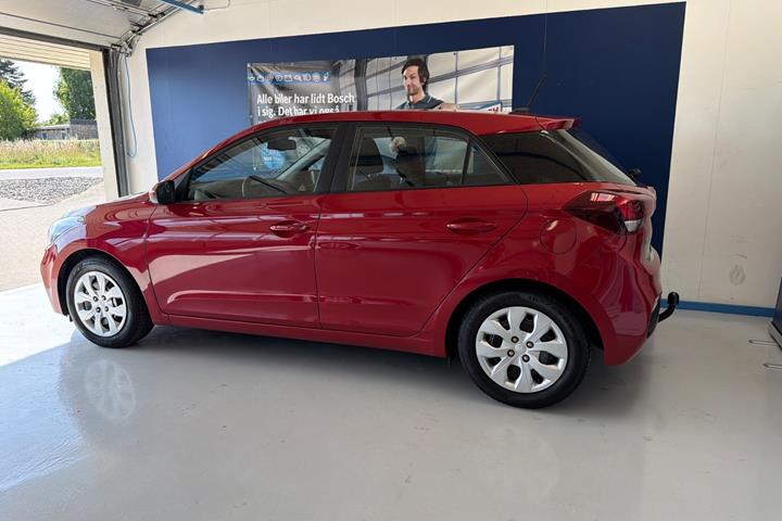 Rød Hyundai i20 fra 2019