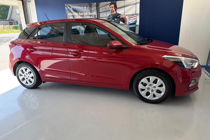 Rød Hyundai i20 fra 2019