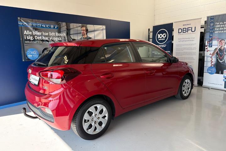 Rød Hyundai i20 fra 2019