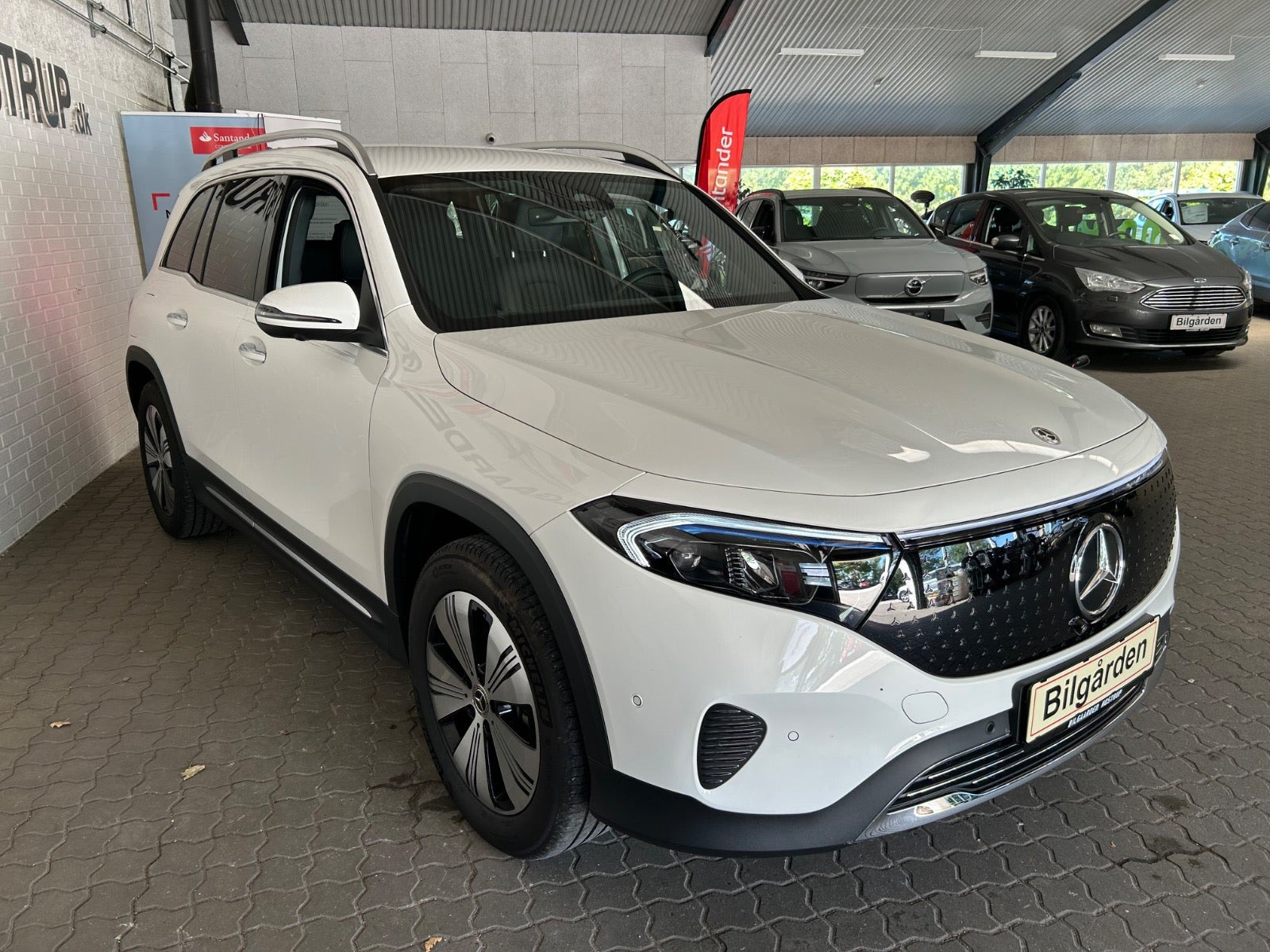 Hvid Mercedes EQB250+ fra 2024